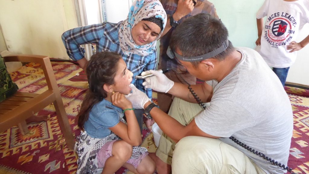Eliya gives dental treatment to IDPS near Kobane