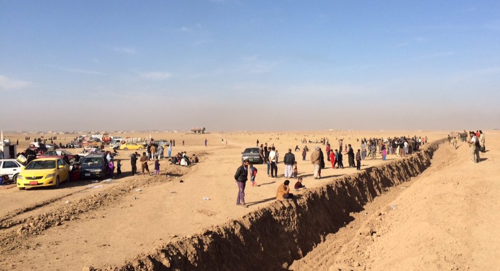 IDPs wait to cross Kurdish trenches. Photo: FBR.