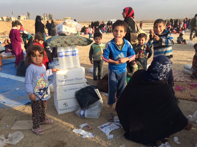 Children gather around aid delivered to Abu Jarbuah. Photo: FBR.