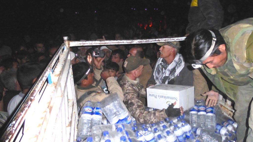 Distributing food and water supplies to the displaced outside of Bashiqa. Photo: FBR.