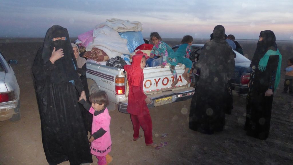 IDPs unload their belongings at the camp outside Bashiqa. Photo: FBR.