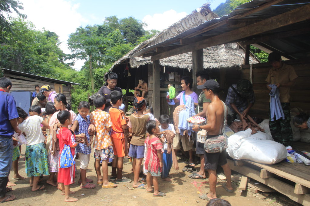 Distributing aid at the Naw Hta IDP site. Photo: FBR.