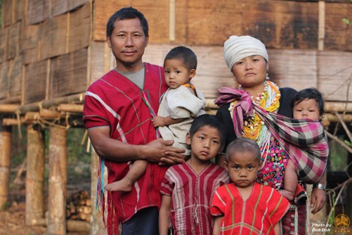 Saw O Moo with his wife and children. Photo from KESAN's memorial article.