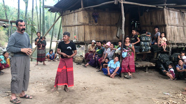 Eado, a Yizidi leader form Sinjar, Iraq, encourages villagers who fled Burma Army.