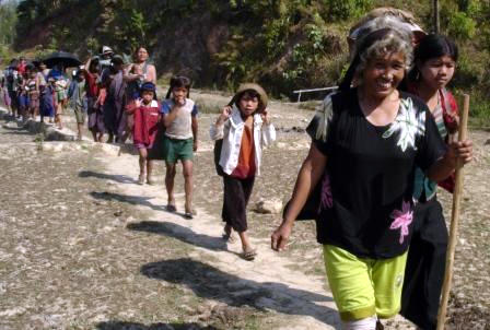 Naw Nancy leading fellow IDPs to the Salween