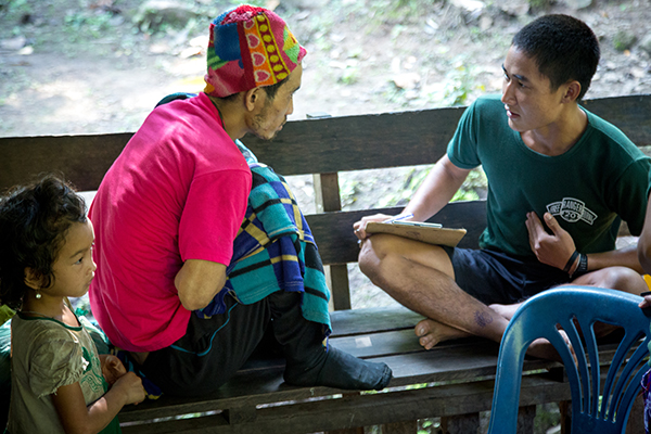 A JSMK medica interviews a patient about his abdominal pain.