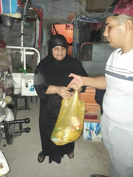 Distributing food in Basra