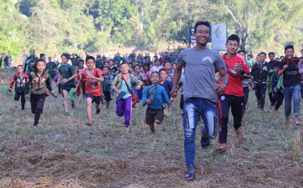 An advanced Ranger leads the younger kids out on their race.