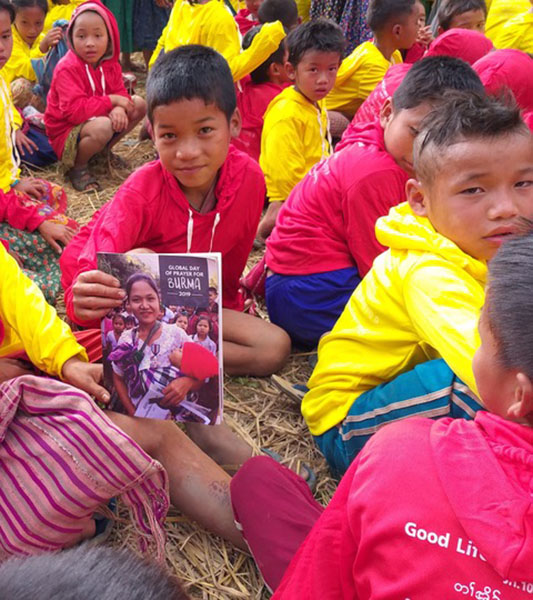 Kids in new GLC shirts check out the 2019 Day of Prayer magazine.