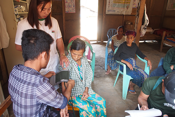 Karen medics from JSMK treat Kachin IDPs.