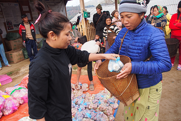 Kachin Rangers give food to IDPs.