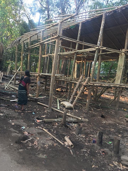 Villagers from Pa Kaw Hta Village take apart their homes before fleeing.