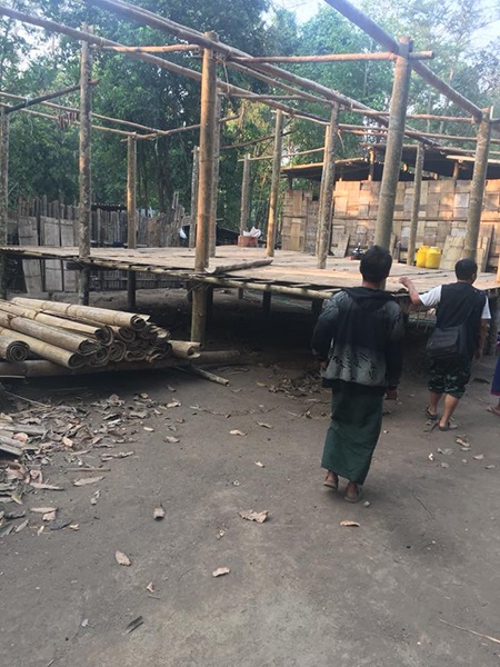 Villagers from Pa Kaw Hta Village take apart their homes before fleeing.