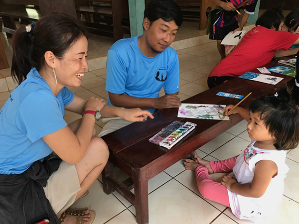 Eh Klo Moo with his wife, SueBu, and daughter, Covenant.