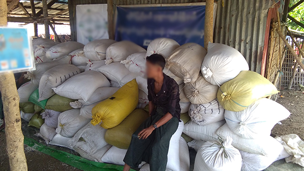 Giving 132 sacks of rice to the Ahtet Myat Hle IDP camp.