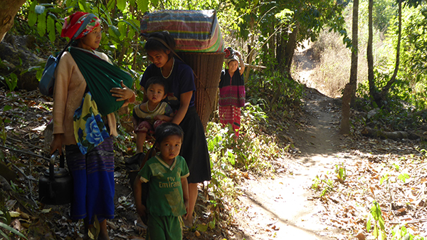 Karen IDPs fleeing with what they could carry