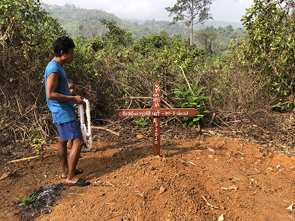 Eh Tha Blay's father at his grave