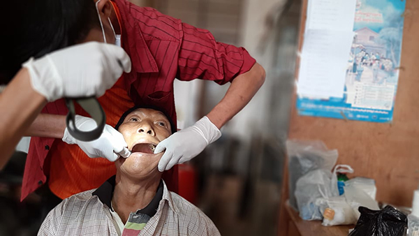 Providing dental care to Kachin IDPs.