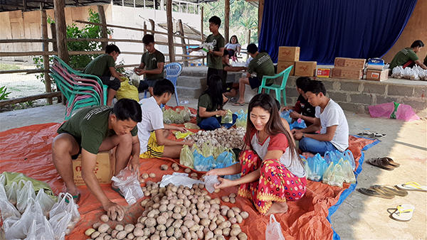 Preparing food supplies to give to Kachin IDPs.