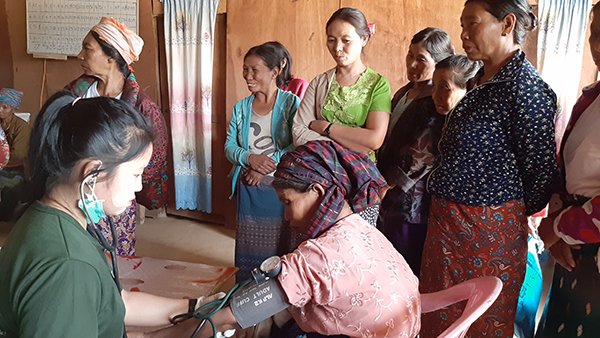 Providing medical care to Kachin IDPs.
