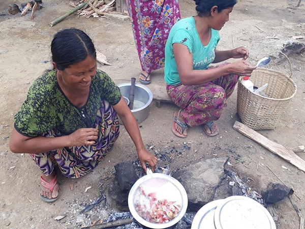 IDP women cook inside Sami IDP Camp.