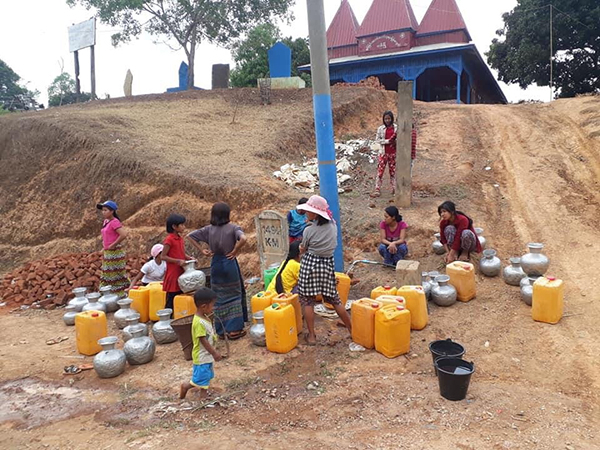 IDPs getting water inside Sami IDP Camp.