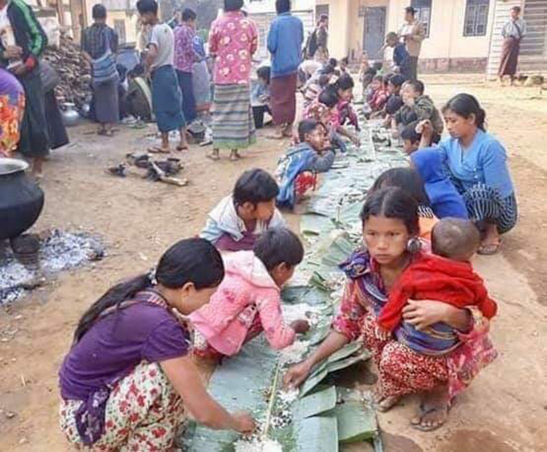 IDPs eating in Sami IDP Camp.