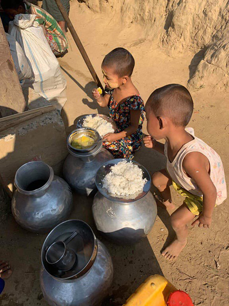 Kids eating inside Sami IDP Camp.