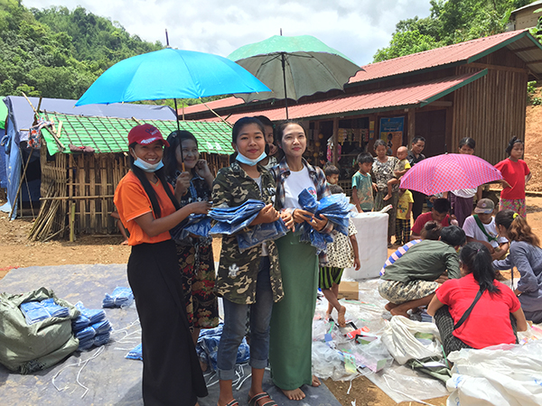 Teachers helping to distribute T-shirts to IDPs.