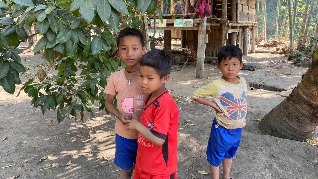 Tha Kaw Toh Bah children at an IDP hide site