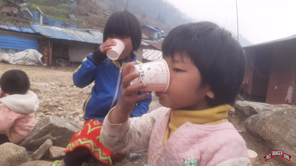 girls_drinking_tea