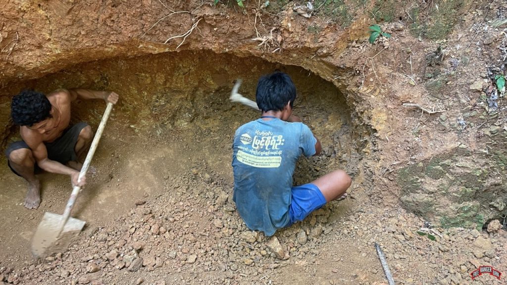 IDPs digging shelters